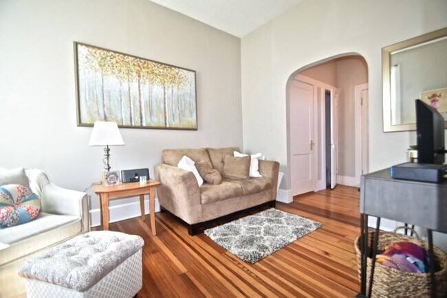 554 E 4th St, Unit 3 in Boston, MA - Foto de edificio - Building Photo