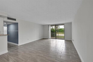 2850 Somerset Dr, Unit 105L in Lauderdale Lakes, FL - Building Photo