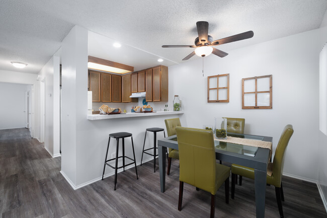 Summer Breeze Apartments in Temecula, CA - Foto de edificio - Interior Photo