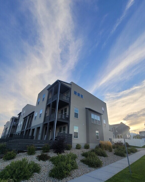 7133 W Iron Spring Ln in West Jordan, UT - Building Photo