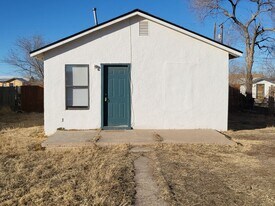921 E 1st St in Portales, NM - Building Photo