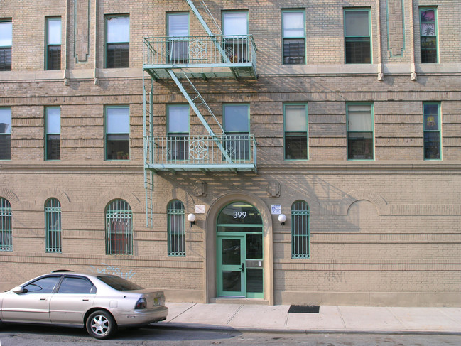 399 E 160th St in Bronx, NY - Foto de edificio - Building Photo