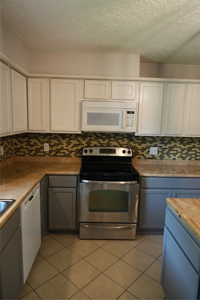 property at 17115 Kings Walk Ln