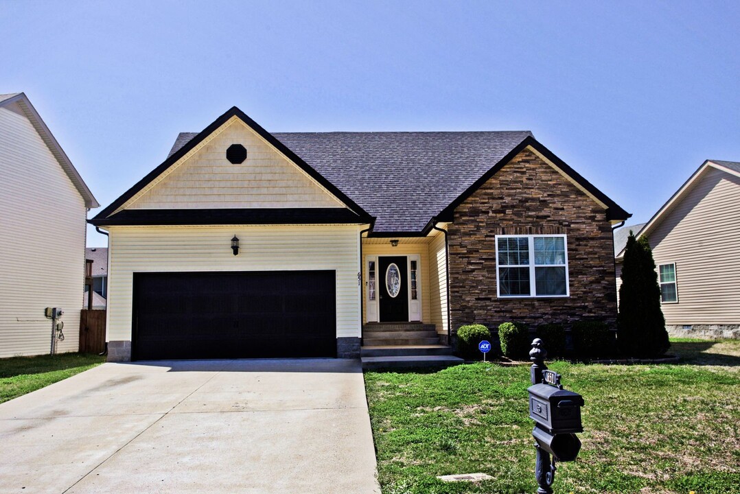 651 Fox Hound Dr in Clarksville, TN - Building Photo