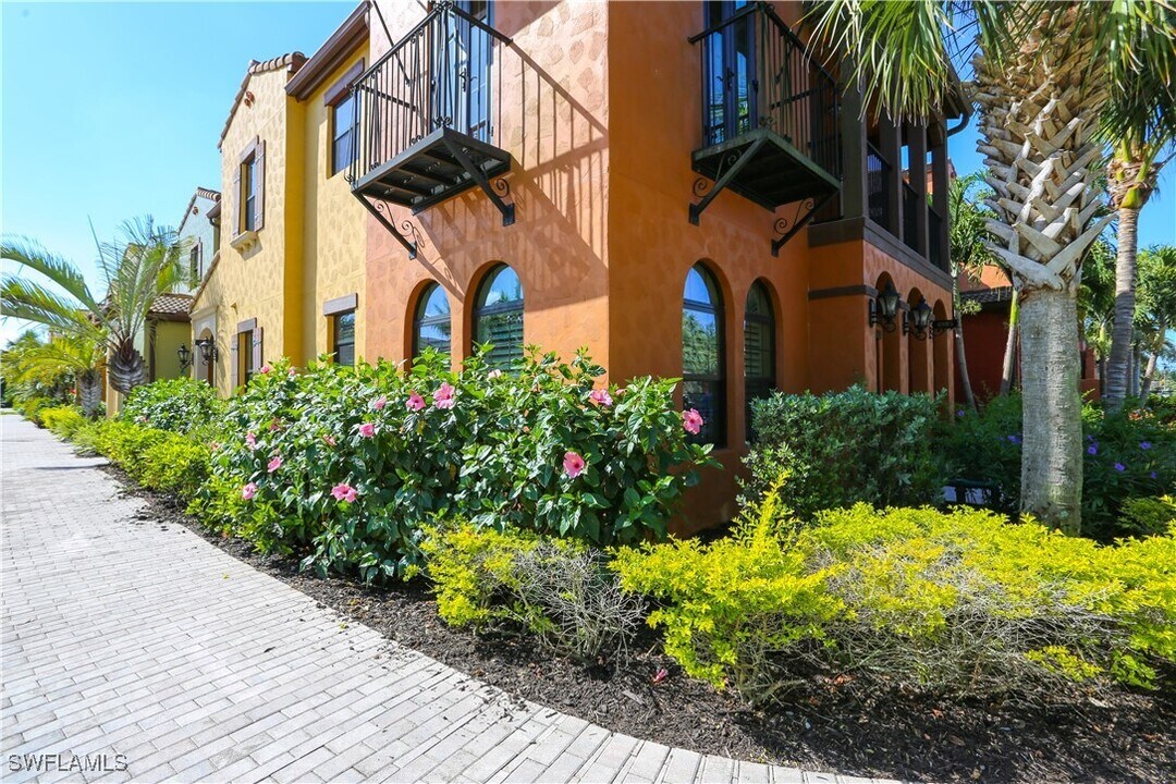 9082 Capistrano St N in Naples, FL - Building Photo