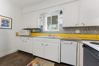 1604 58th St S in Gulfport, FL - Foto de edificio - Building Photo