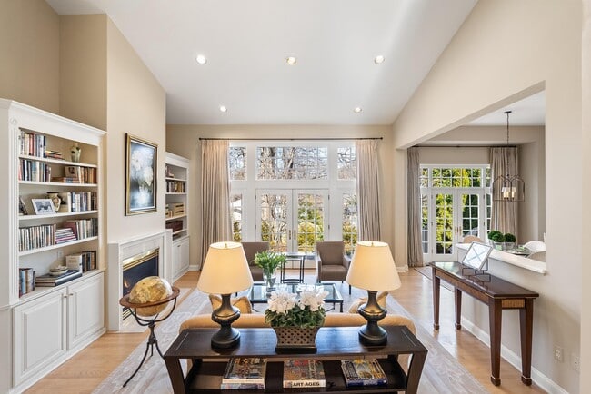 7440 Old Maple Square in McLean, VA - Building Photo - Building Photo