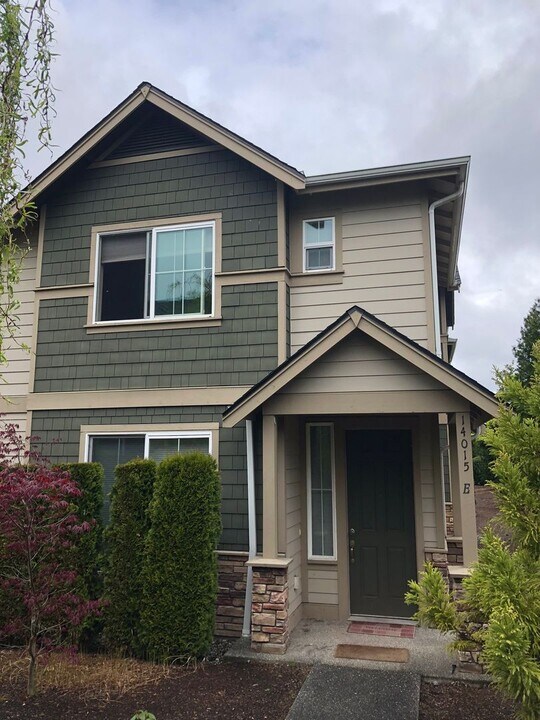 14015 34th Dr SE in Mill Creek, WA - Foto de edificio