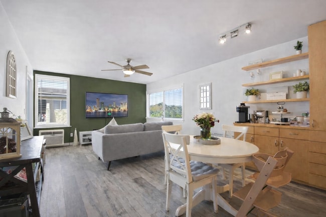 6675 Mission Gorge Rd, Unit A215 in San Diego, CA - Foto de edificio - Building Photo