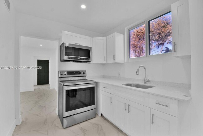 3025 NW 8th Ave in Miami, FL - Foto de edificio - Building Photo