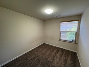 1422 E Mesa Ct in Visalia, CA - Building Photo - Building Photo