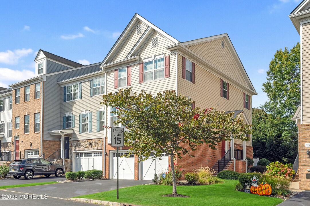 308 Princeton Court in Shrewsbury, NJ - Building Photo