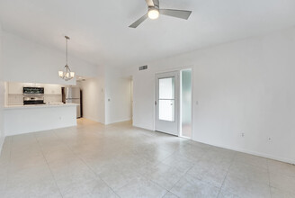 561 Waterside Dr in Hypoluxo, FL - Building Photo - Building Photo