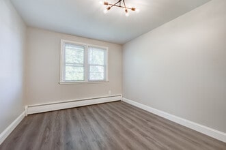 4 Saint Regis St in East Hartford, CT - Foto de edificio - Building Photo
