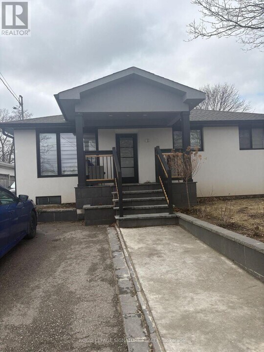 43 McIntyre Crescent in Halton Hills, ON - Building Photo