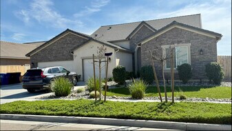 2093 Cortner St, Unit 4 in Hanford, CA - Building Photo