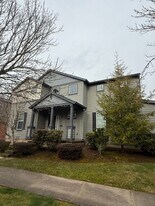 3395 SE Meadowview Way in Hillsboro, OR - Building Photo