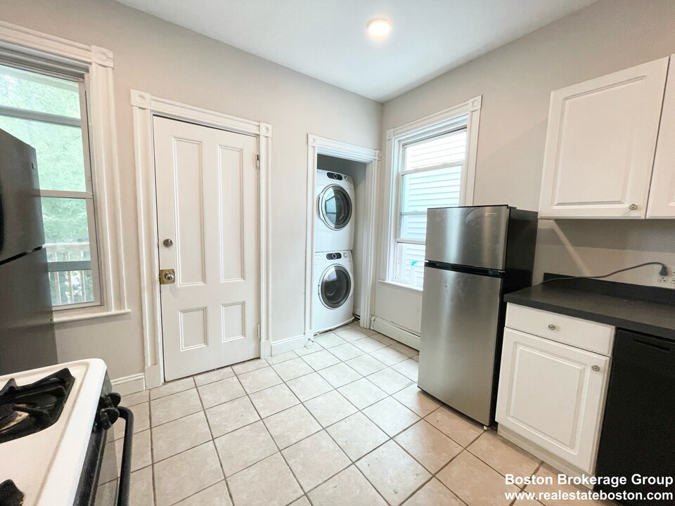 276 E Cottage St in Boston, MA - Building Photo