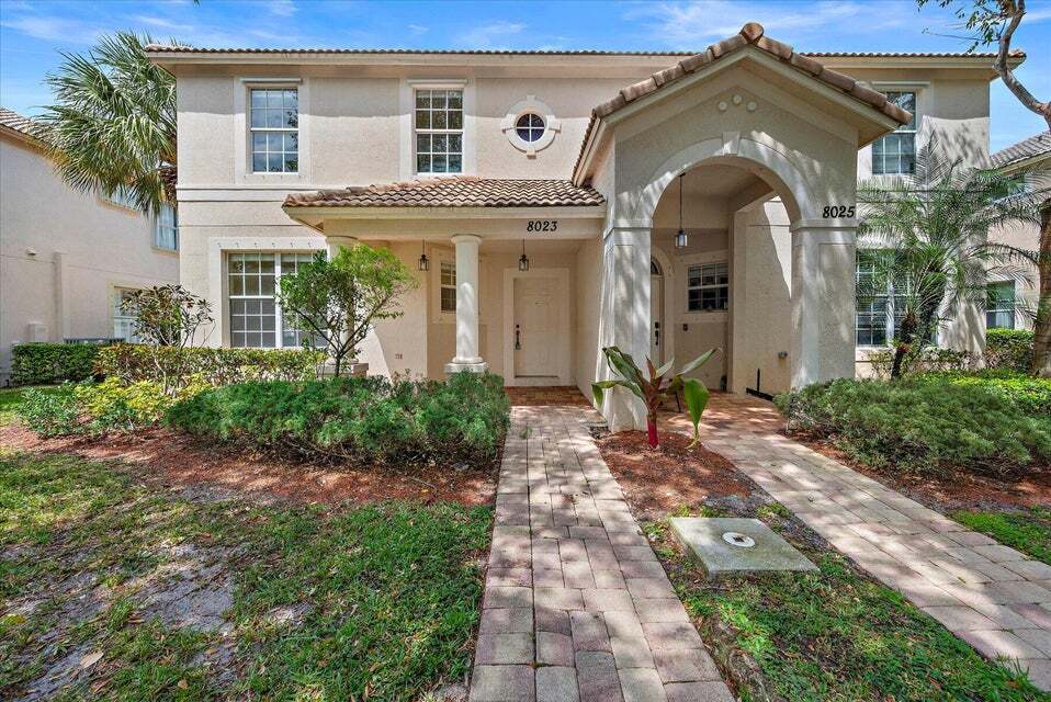 8023 Murano Cir in Palm Beach Gardens, FL - Foto de edificio