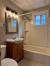 219 Quaker Ln S in West Hartford, CT - Building Photo - Building Photo