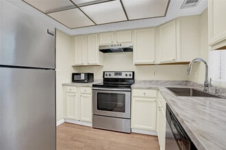 1560 SE Royal Green Cir in Port St. Lucie, FL - Foto de edificio - Building Photo