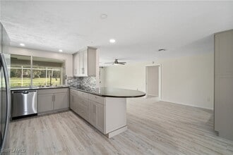 1411 Whiskey Creek Dr in Ft. Myers, FL - Foto de edificio - Building Photo