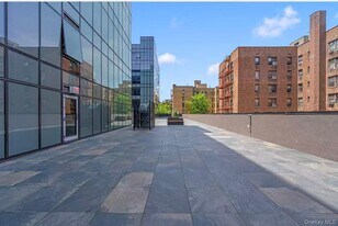 144-49 Northern Blvd in Queens, NY - Building Photo
