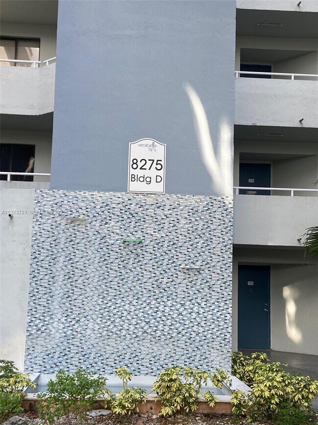 8275 SW 152nd Ave in Miami, FL - Foto de edificio - Building Photo