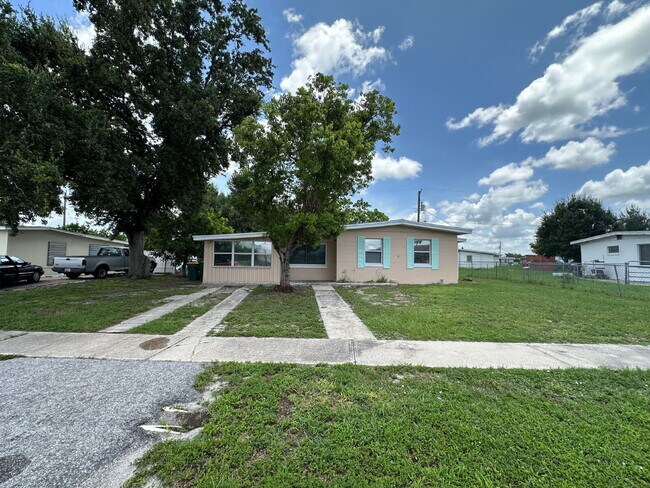 3340 Normandy Dr in Port Charlotte, FL - Building Photo - Building Photo
