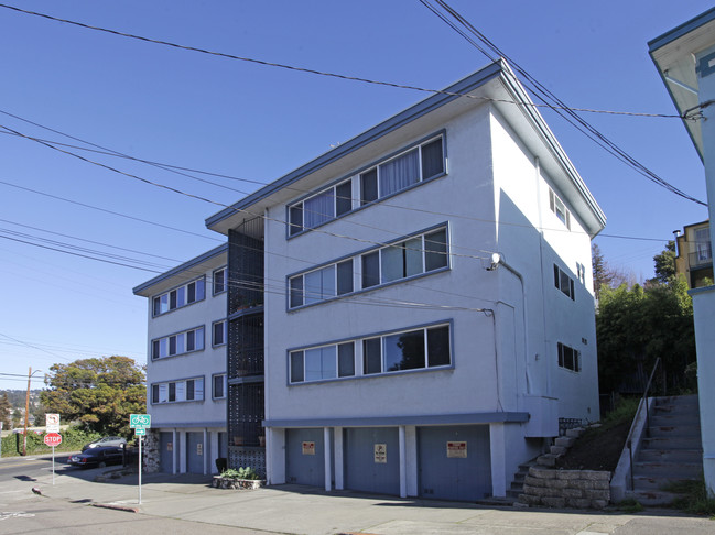 688 Beacon St in Oakland, CA - Foto de edificio - Building Photo