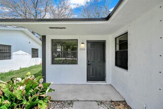2934 NW 94th St in Miami, FL - Building Photo - Building Photo