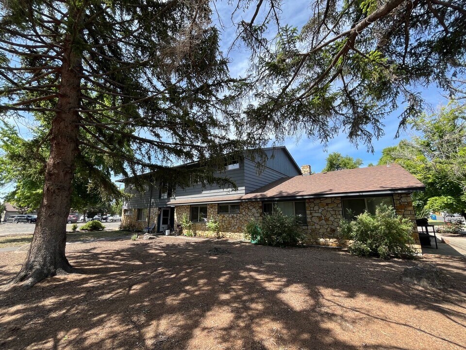613 SW 9th St in Redmond, OR - Building Photo