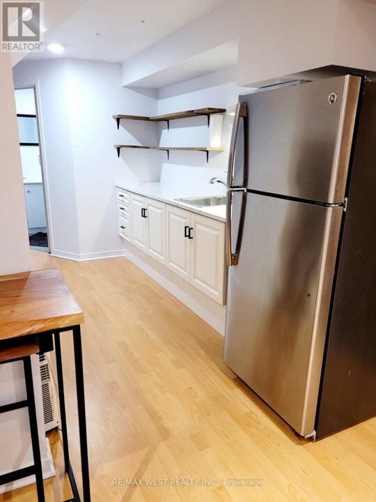 470 Flannery Dr in Fergus, ON - Building Photo