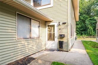 87 Milrace Dr in East Rochester, NY - Building Photo - Building Photo