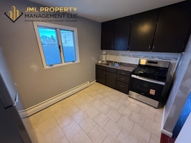 834 Eastern Ave in Fall River, MA - Building Photo