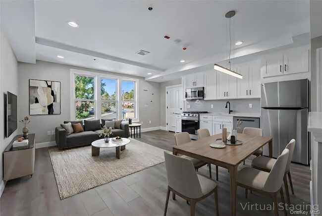 110 School St, Unit 2 in Glen Cove, NY - Foto de edificio - Building Photo