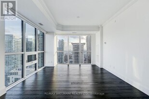 101 Erskine Ave in Toronto, ON - Building Photo