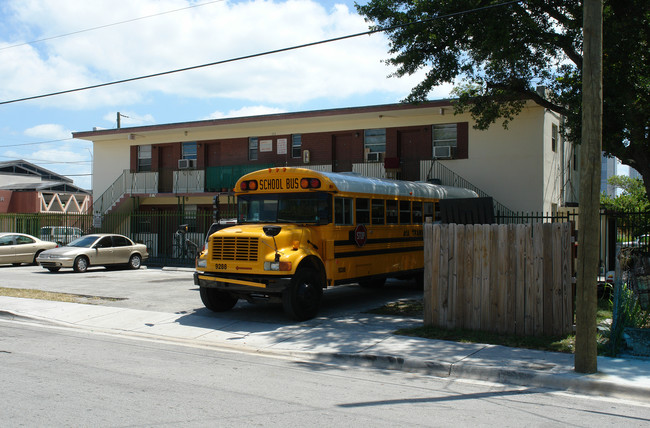 472 NW 10th St in Miami, FL - Building Photo - Building Photo