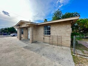 3703 Flores Ave in Laredo, TX - Foto de edificio - Building Photo