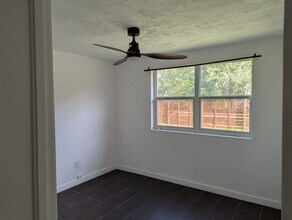 1106 NE 10th Pl in Gainesville, FL - Foto de edificio - Building Photo