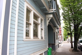 Loveyjoy Apartments in Portland, OR - Foto de edificio - Building Photo