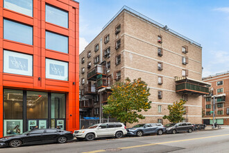 760 Kent Ave in Brooklyn, NY - Foto de edificio - Building Photo
