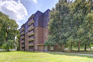 26 Willow Rd in Guelph, ON - Building Photo