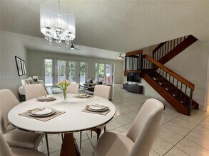4745 NW 98 Pl in Doral, FL - Building Photo - Building Photo