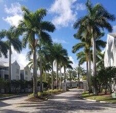 720 SW 111th Ave in Pembroke Pines, FL - Building Photo - Building Photo