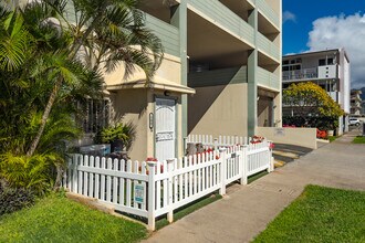 Kaimana Lanais Condominiums in Honolulu, HI - Building Photo - Building Photo