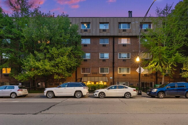 property at 900 W Fullerton Ave