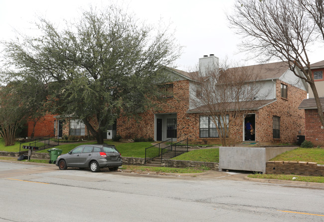 404 Central Park Dr in Arlington, TX - Foto de edificio - Building Photo