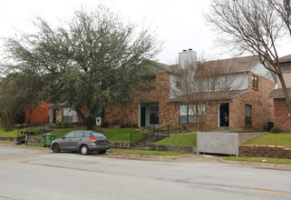 404 Central Park Dr in Arlington, TX - Building Photo - Building Photo