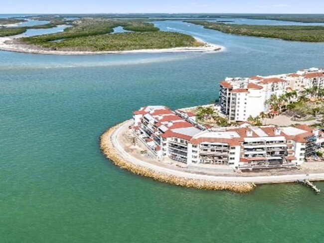 524 La Peninsula Blvd in Naples, FL - Foto de edificio - Building Photo